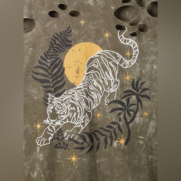 Torrid Graphic Relaxed Fit Cotton Crew Neck Destructed Tee NWT - Picture 4 of 7